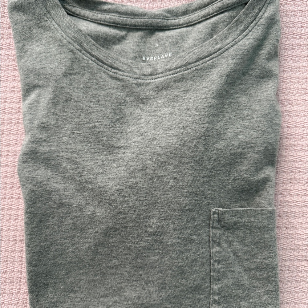 Everlane Box Cut Pocket Tee in Heather Gray